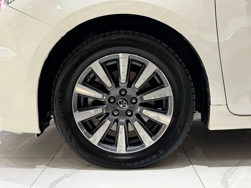 Toyota Sienna — фото 9