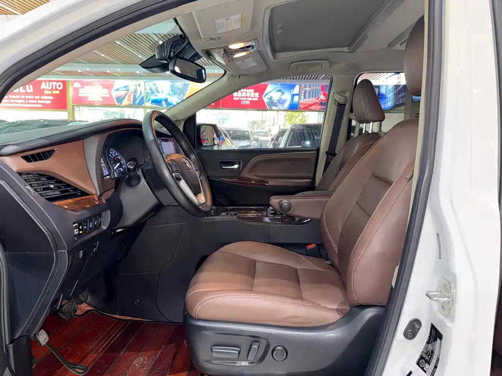 Toyota Sienna — фото 10