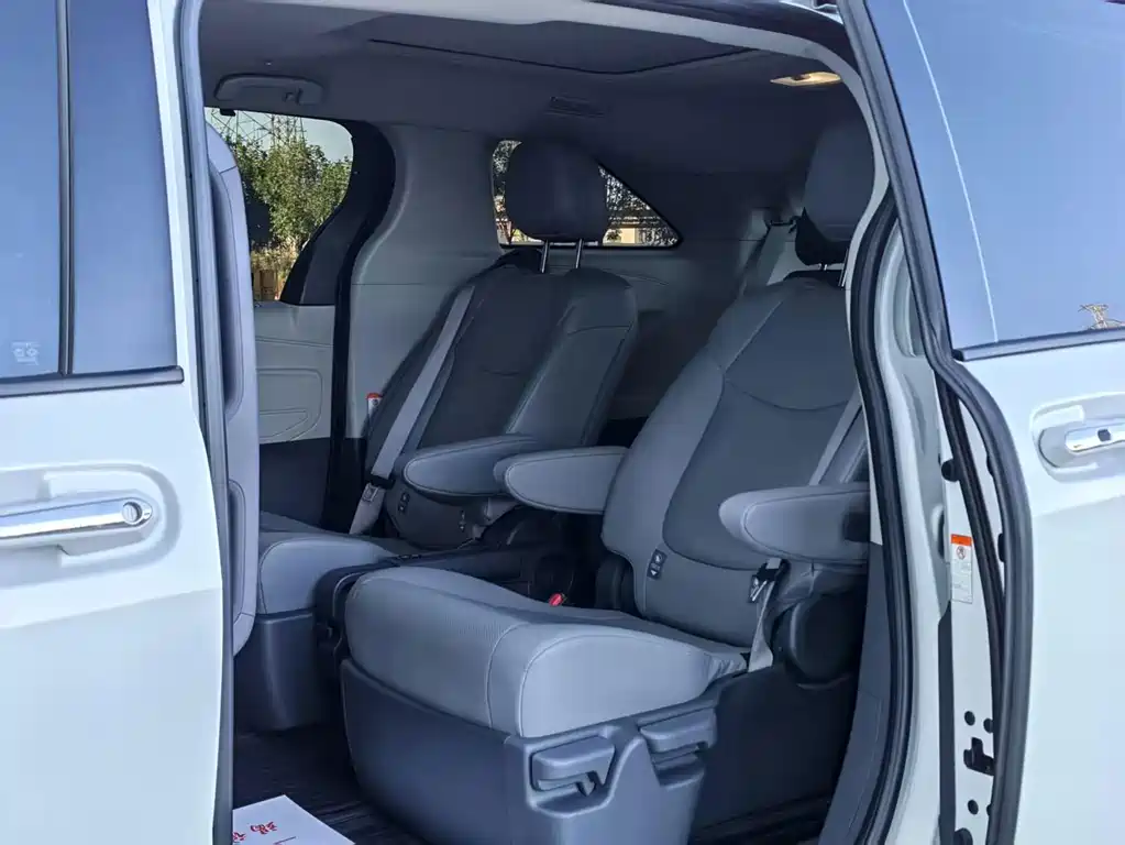 Toyota Granvia — фото 4