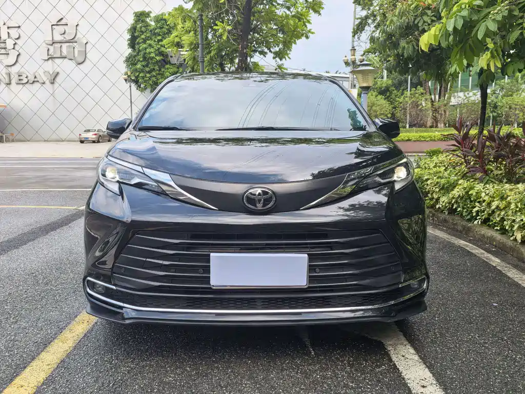 Toyota Sienna — фото 2