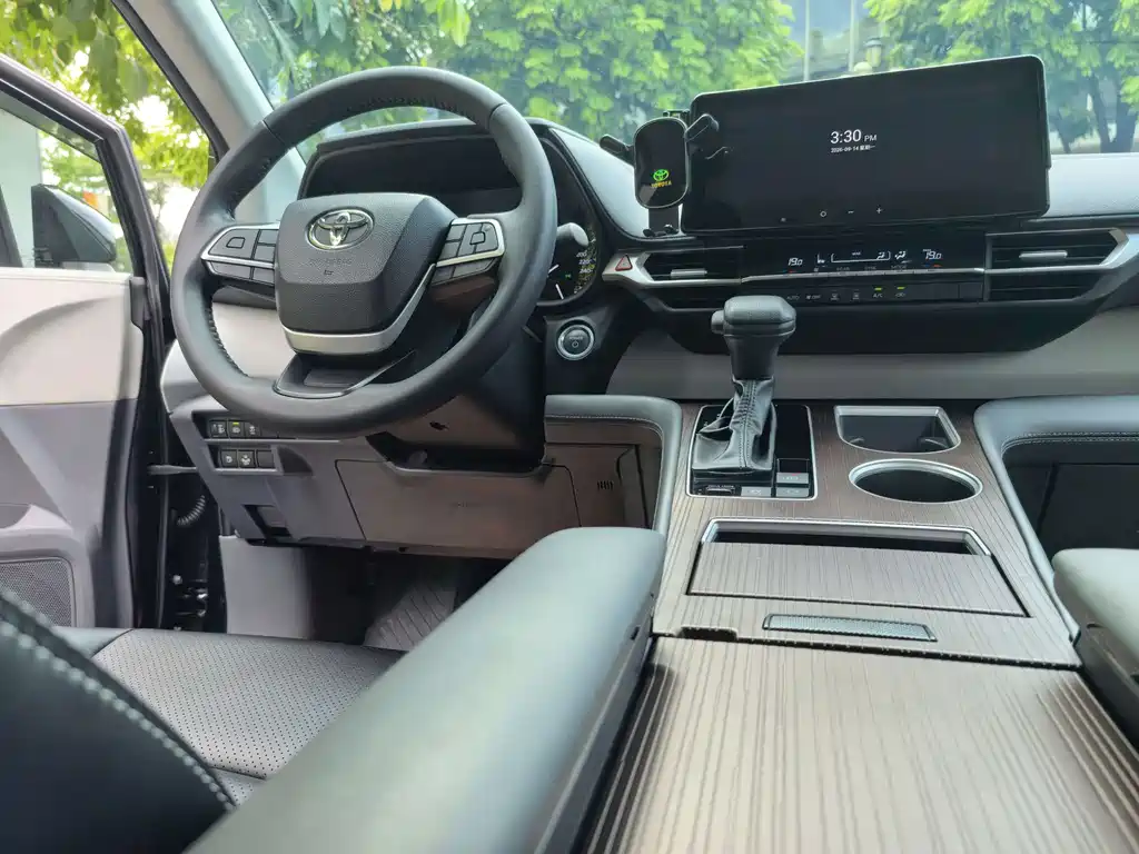 Toyota Sienna — фото 18