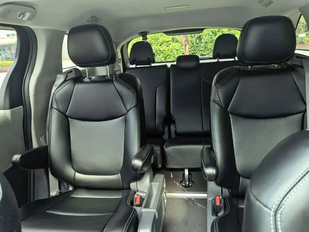 Toyota Sienna — фото 20