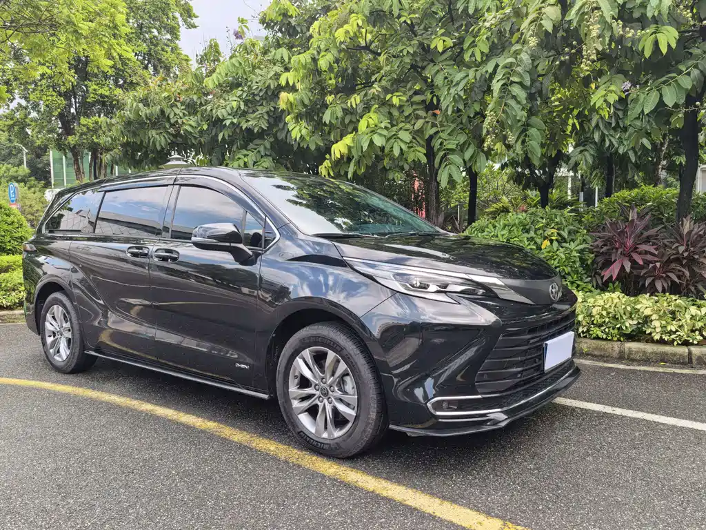 Toyota Sienna — фото 3
