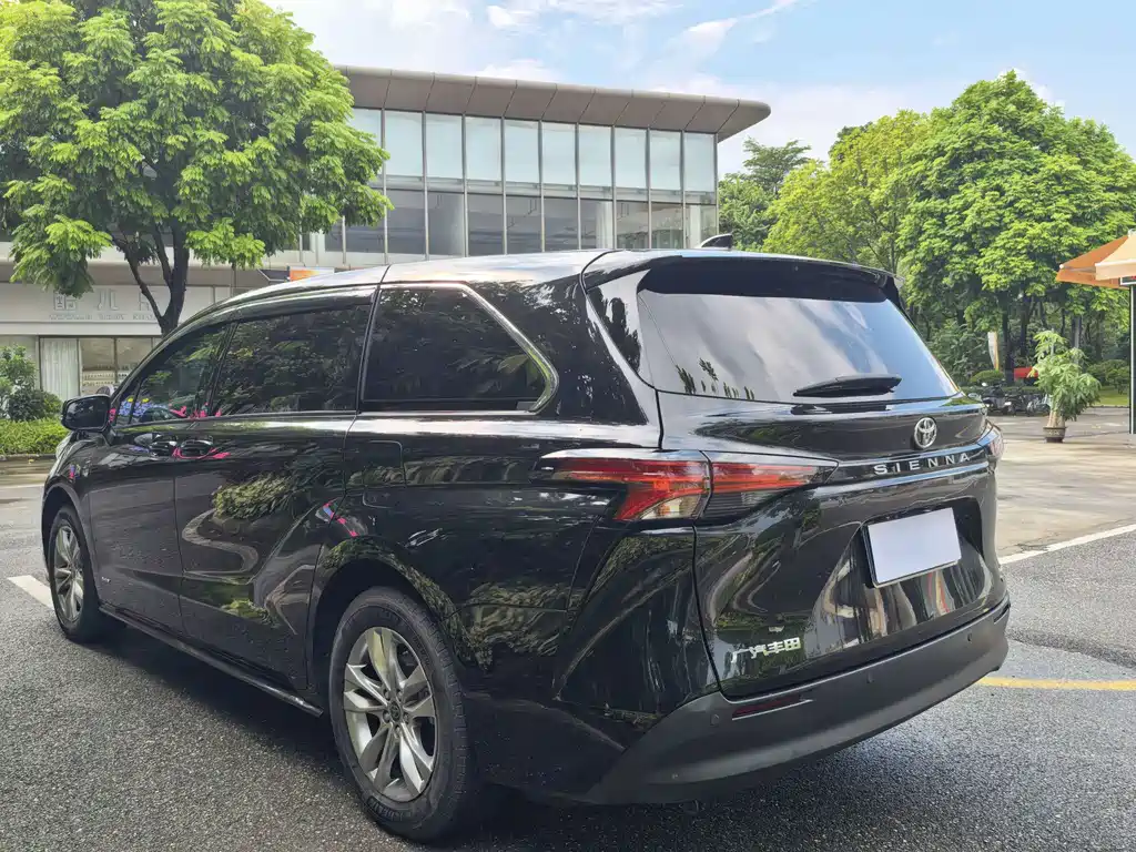 Toyota Sienna — фото 4