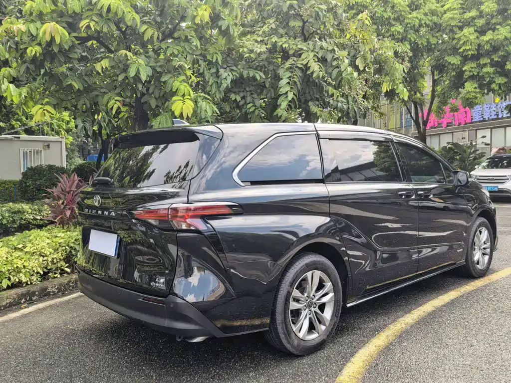 Toyota Sienna — фото 6