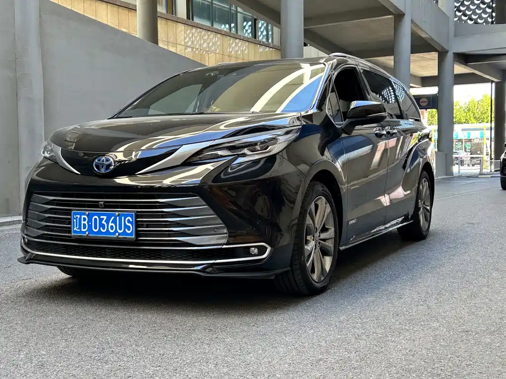 Toyota Sienna — фото 2