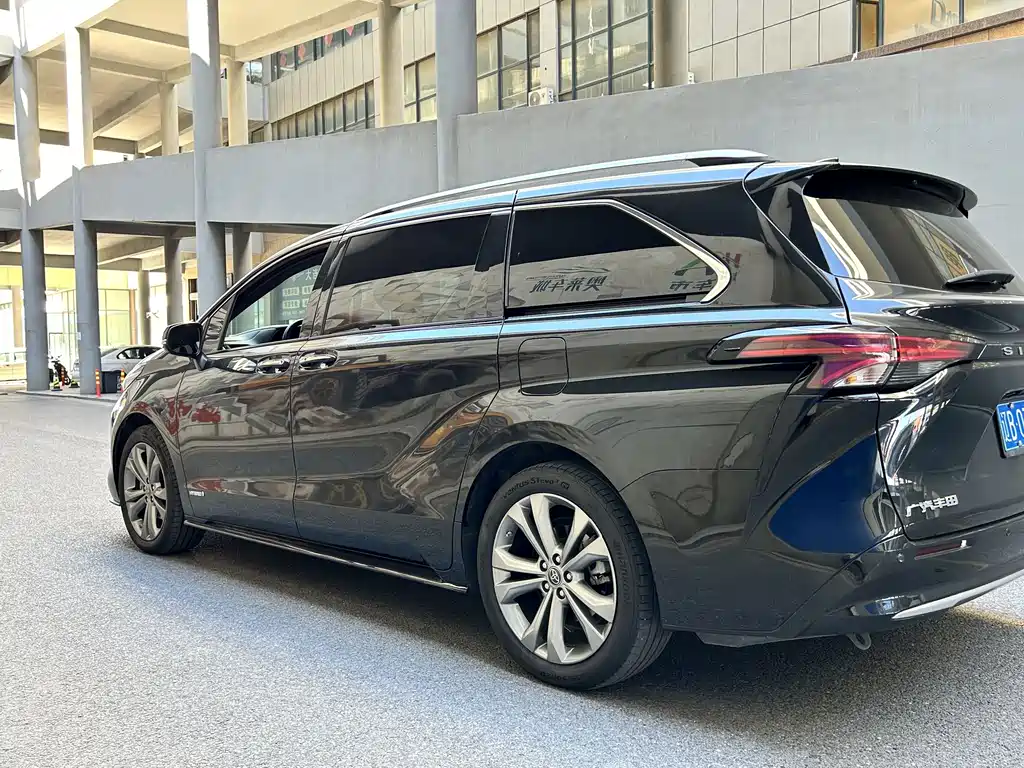 Toyota Sienna — фото 4