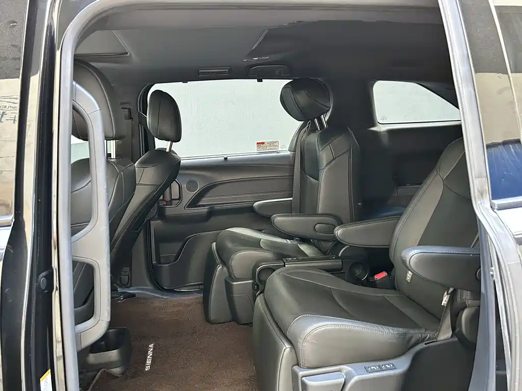 Toyota Sienna — фото 6