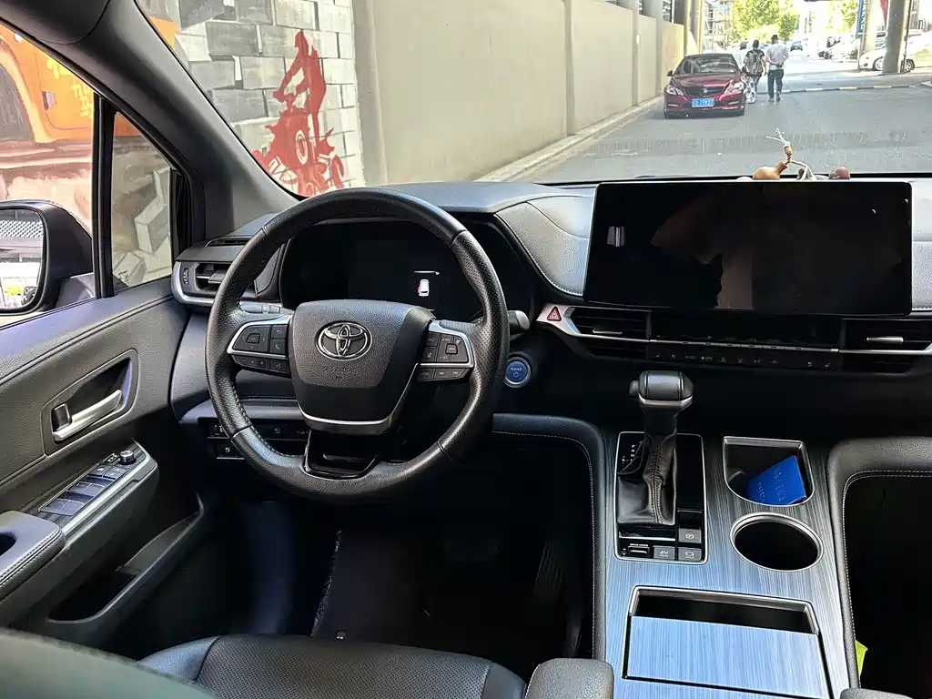 Toyota Sienna — фото 8
