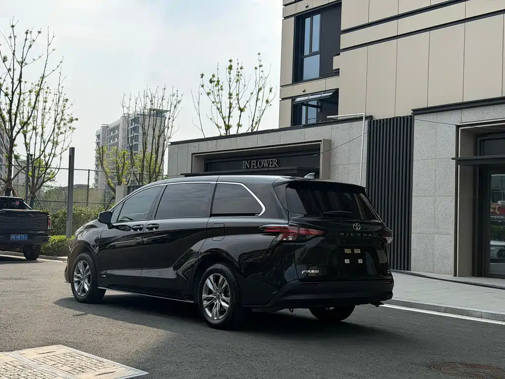 Toyota Sienna — фото 4
