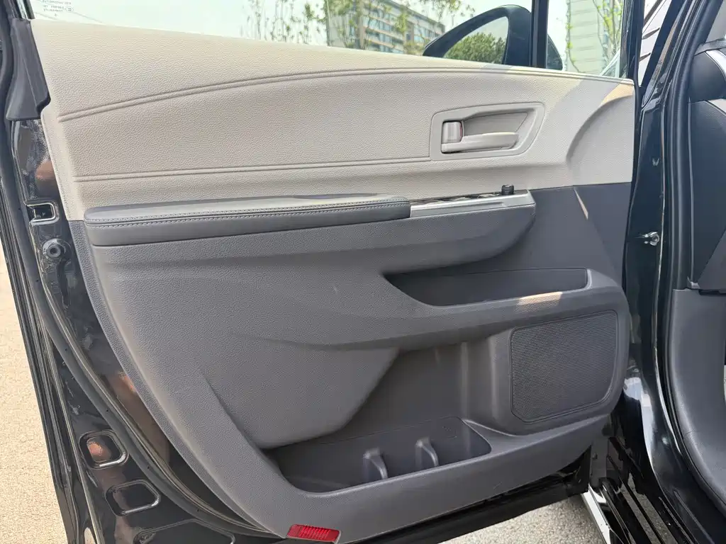 Toyota Sienna — фото 8