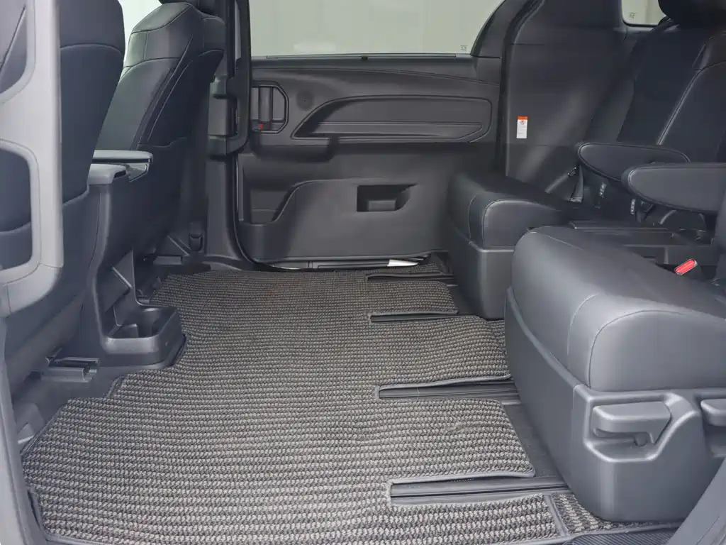 Toyota Granvia — фото 14