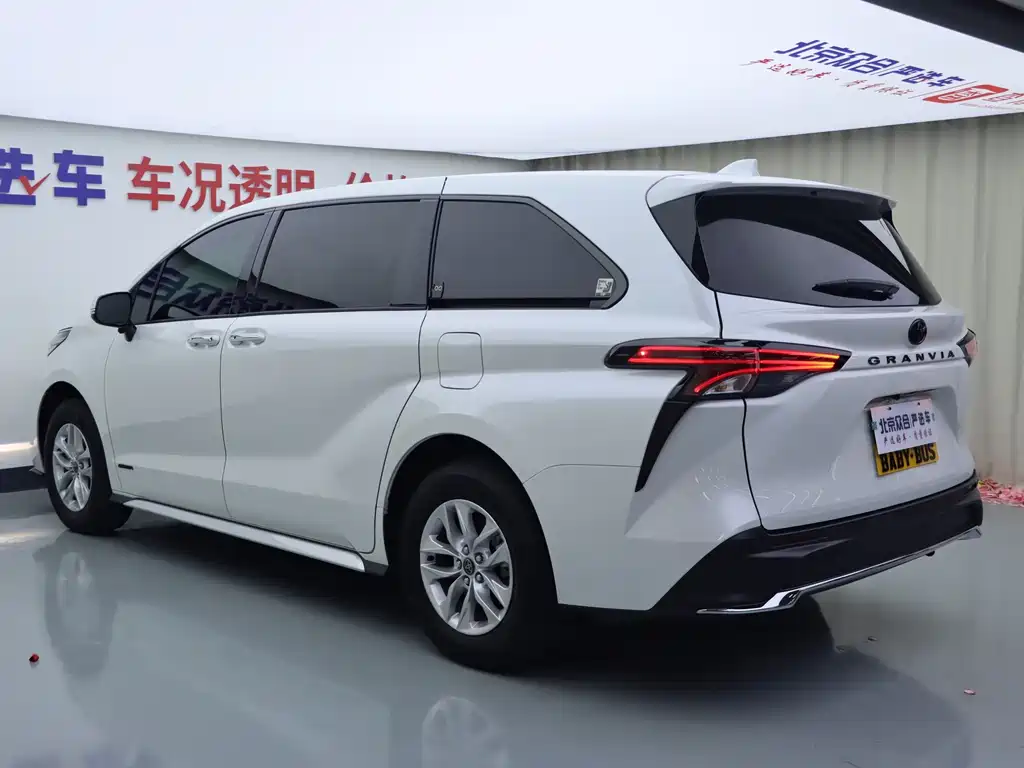 Toyota Granvia — фото 26