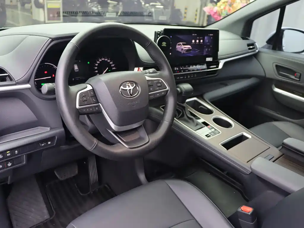 Toyota Granvia — фото 6