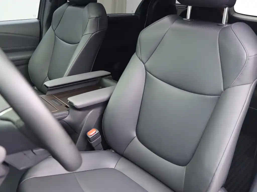 Toyota Granvia — фото 7