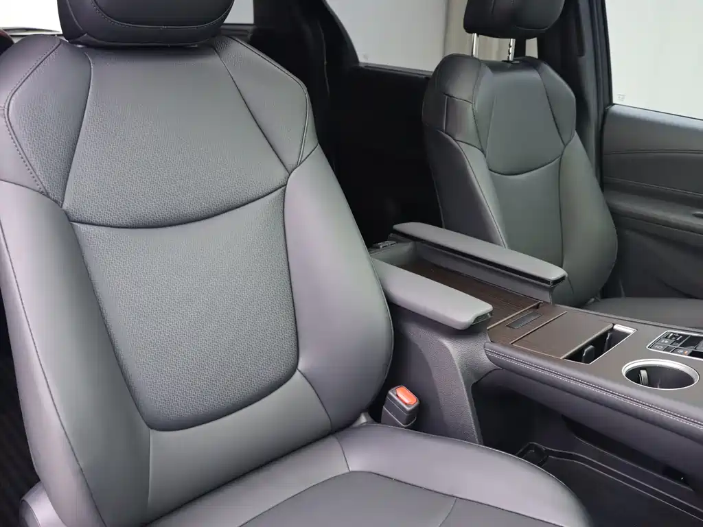 Toyota Granvia — фото 10
