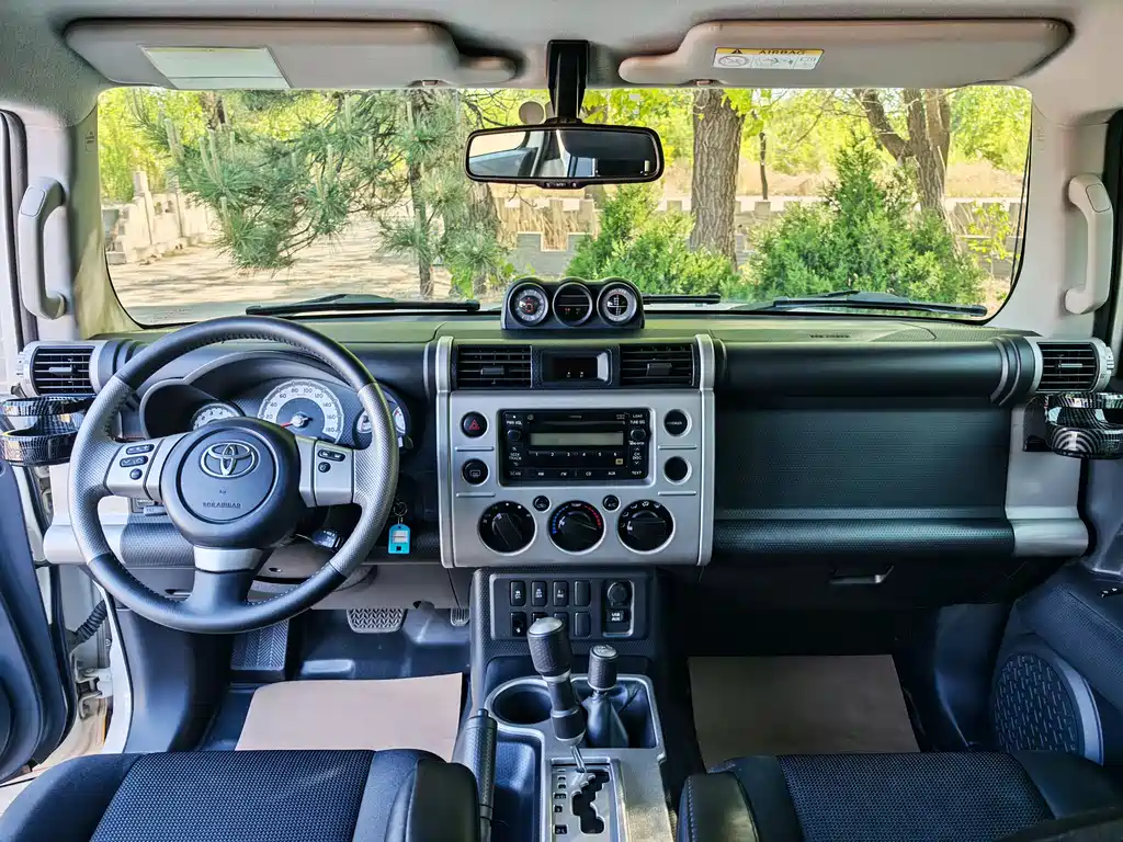 Toyota FJ Cruiser — фото 11