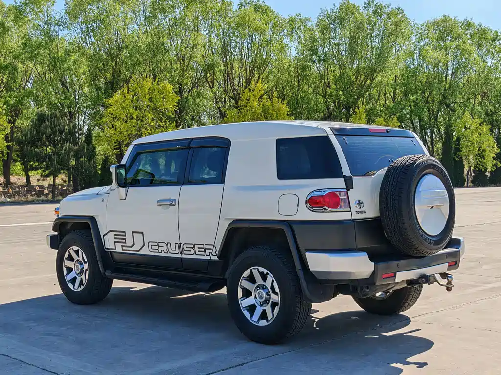 Toyota FJ Cruiser — фото 6