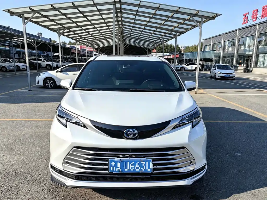 Toyota Sienna — фото 2