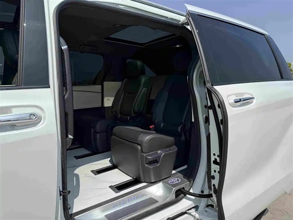 Toyota Sienna — фото 14