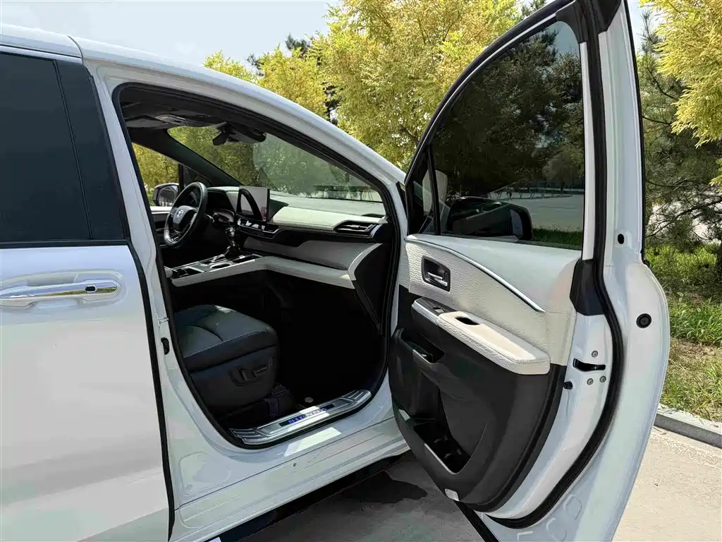 Toyota Sienna — фото 20