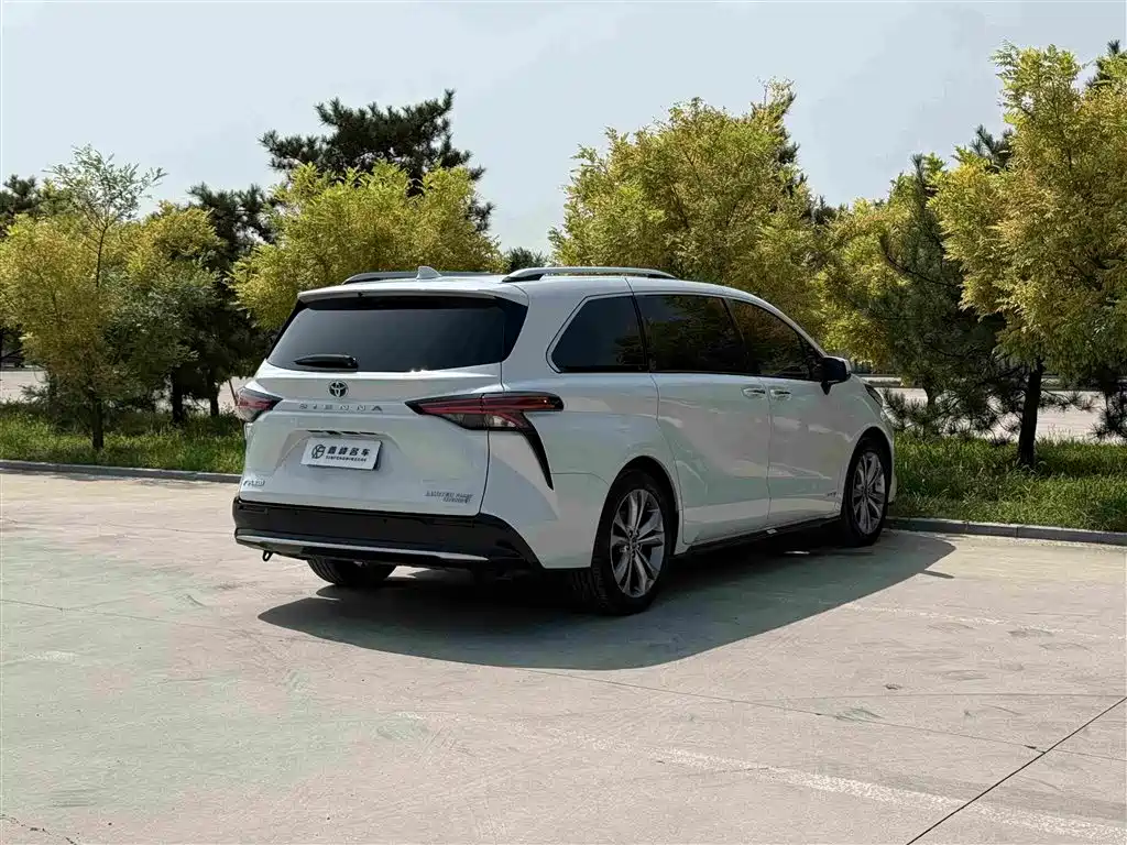 Toyota Sienna — фото 24