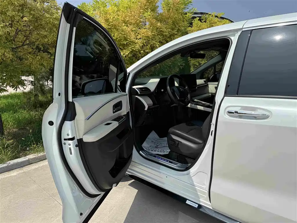 Toyota Sienna — фото 6