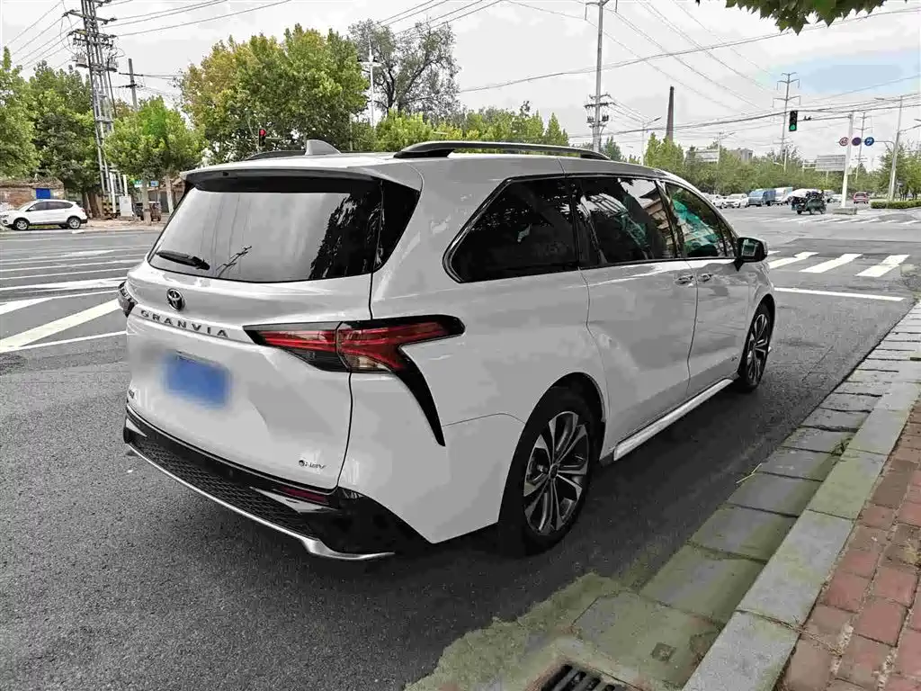 Toyota Granvia — фото 15