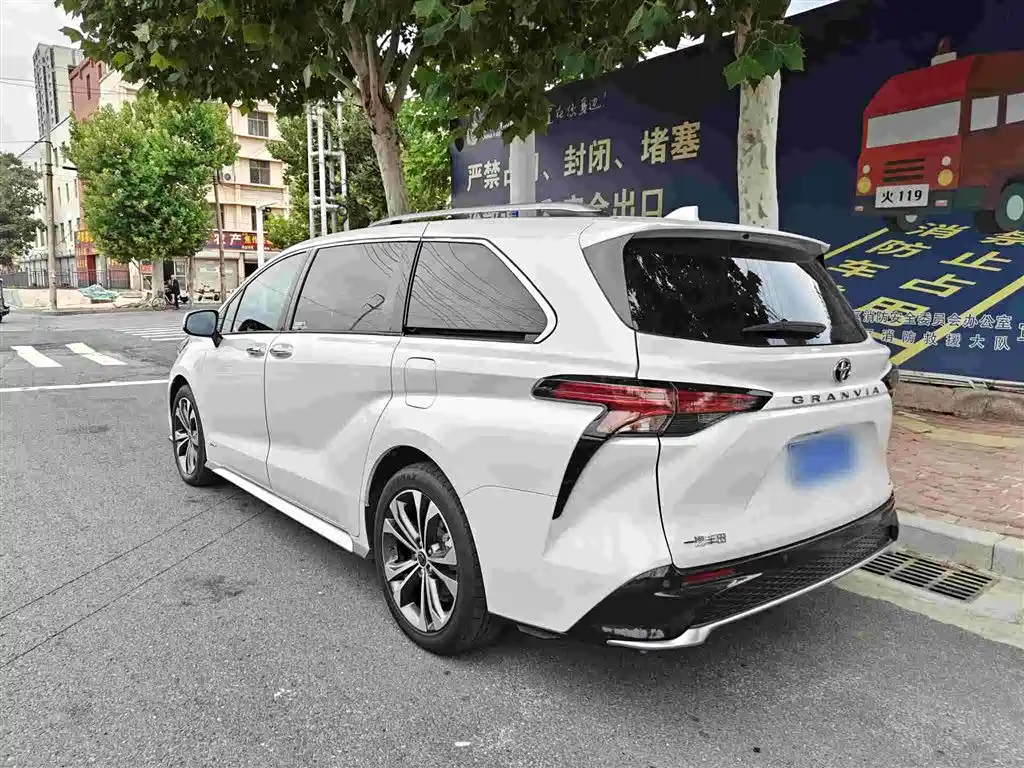 Toyota Granvia — фото 17