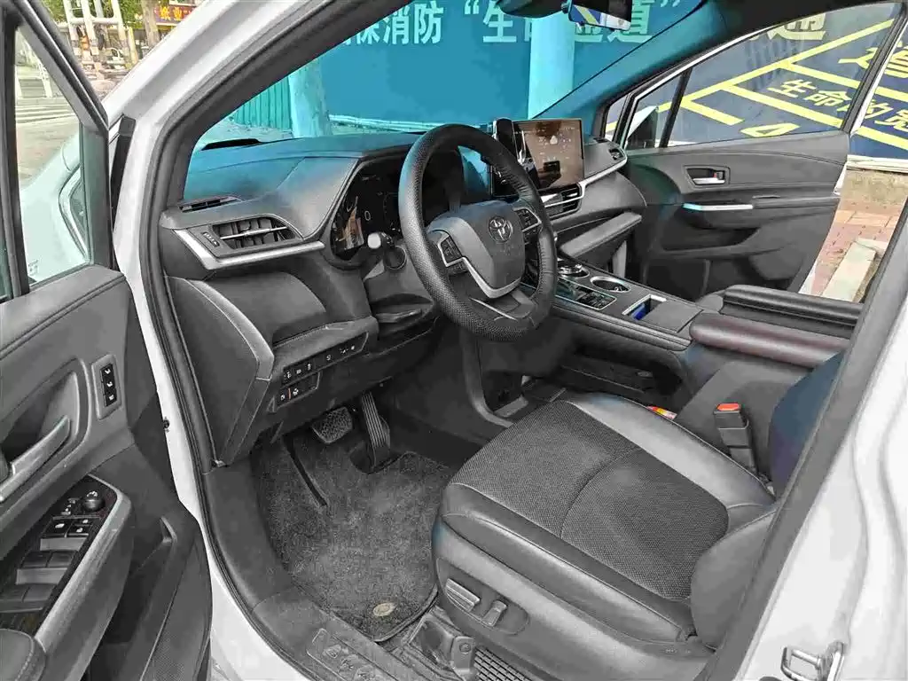 Toyota Granvia — фото 4