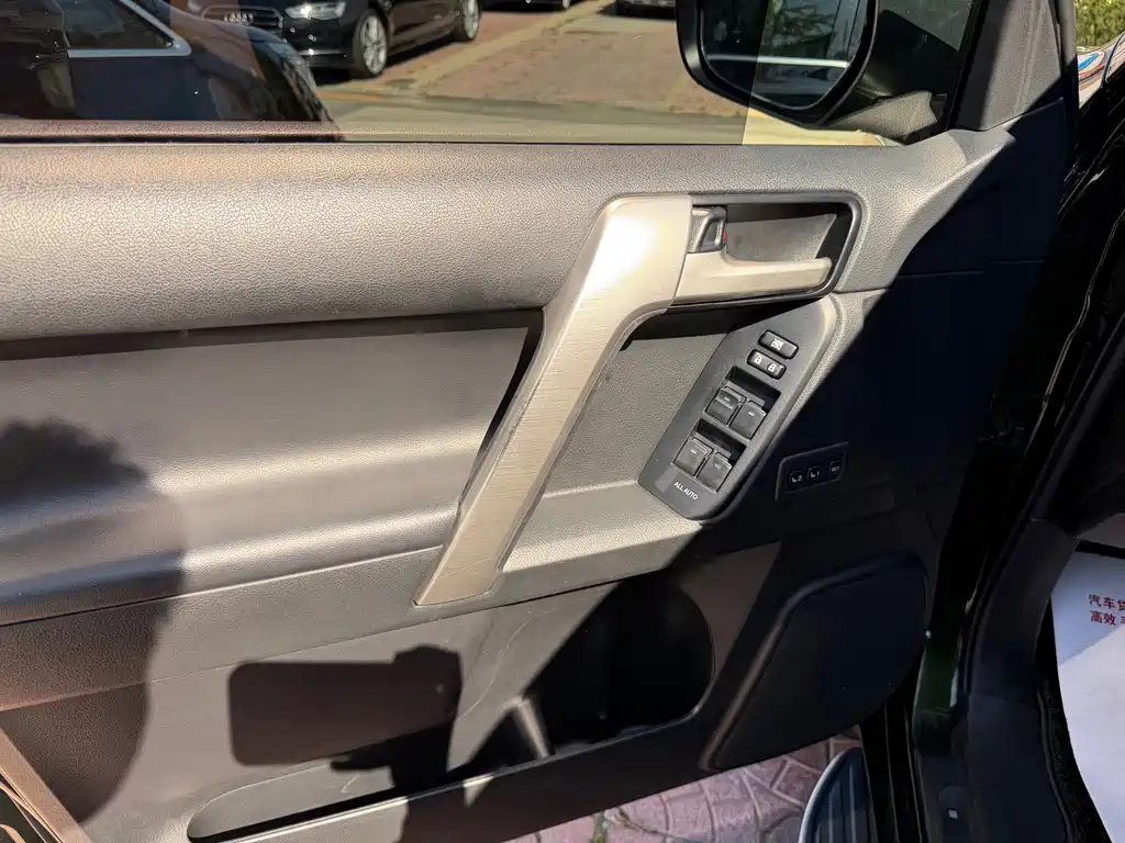 Toyota Prado — фото 4