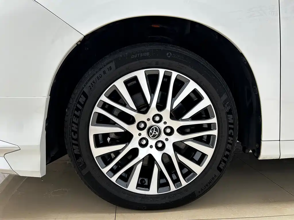 Toyota Alphard — фото 5