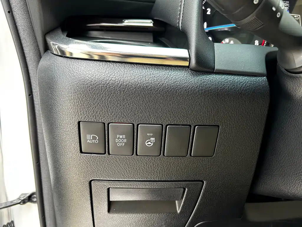 Toyota Alphard — фото 9