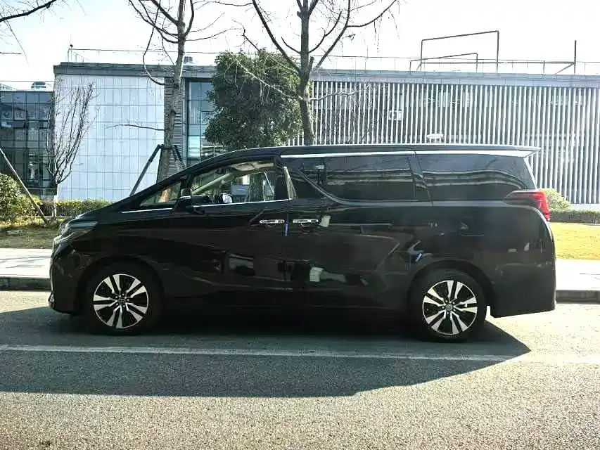 Toyota Alphard — фото 2