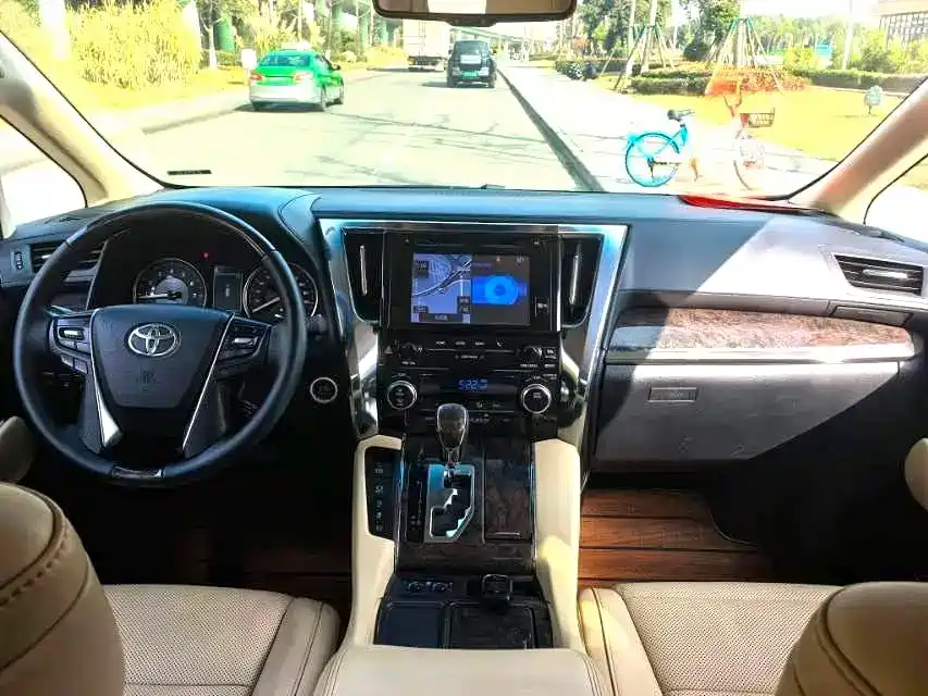 Toyota Alphard — фото 7