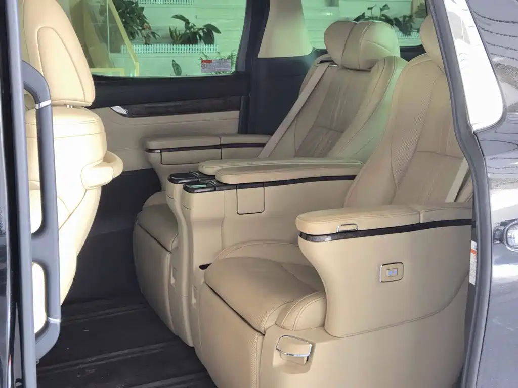 Toyota Vellfire — фото 4