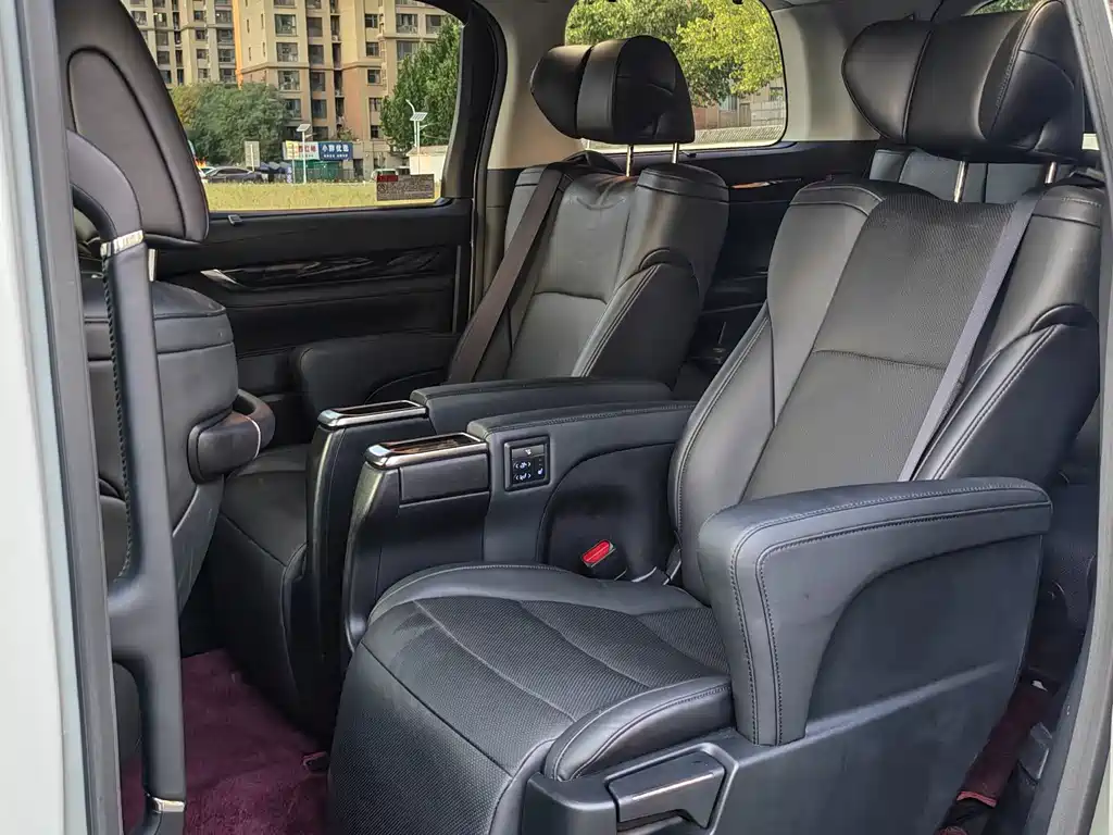 Toyota Vellfire — фото 10