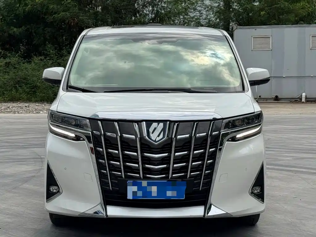 Toyota Alphard — фото 2