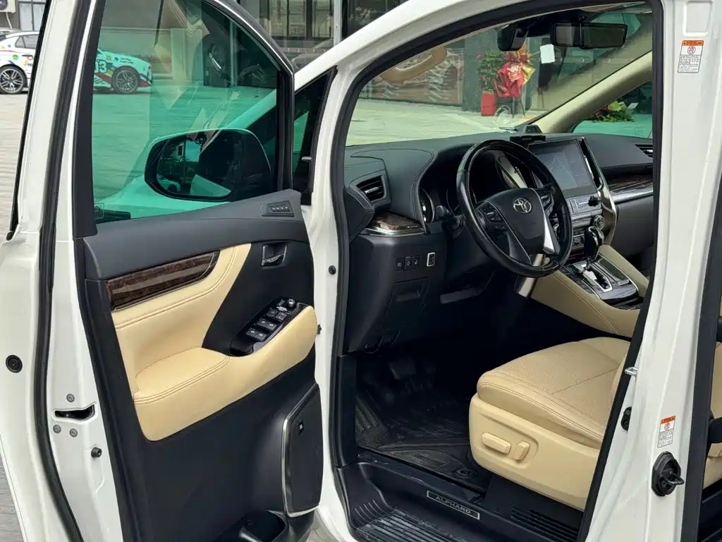 Toyota Alphard — фото 4