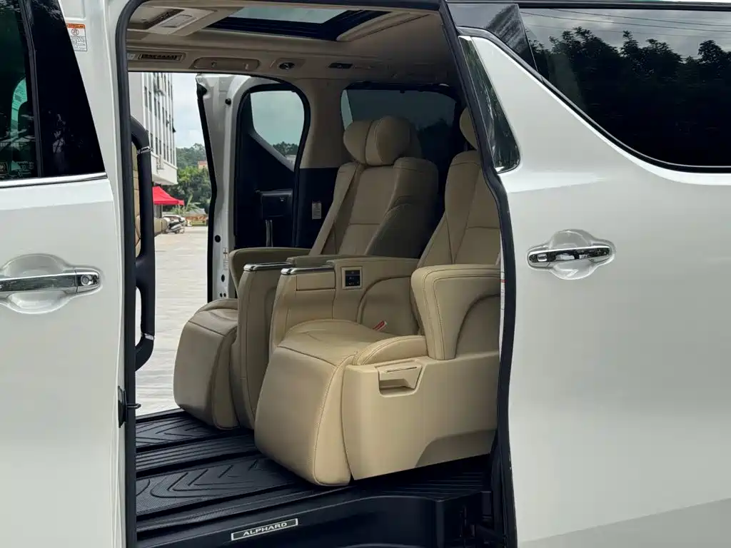 Toyota Alphard — фото 5