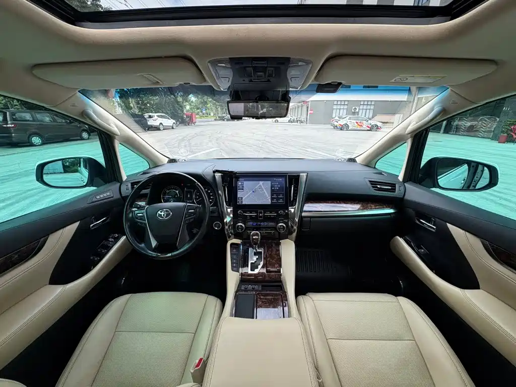 Toyota Alphard — фото 6