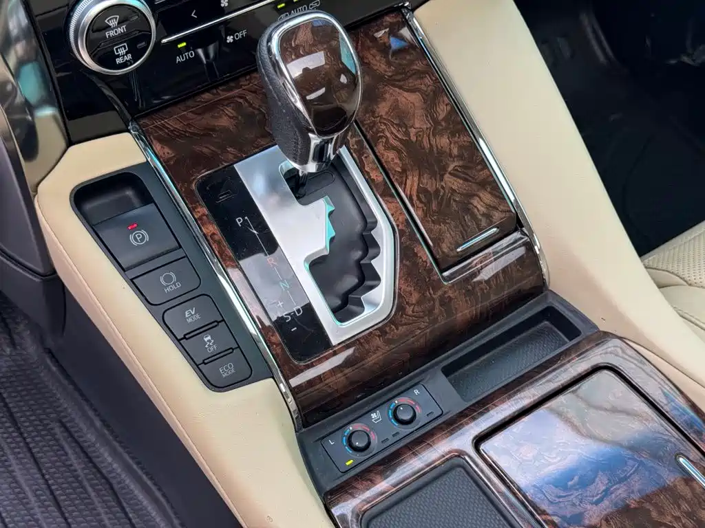 Toyota Alphard — фото 7