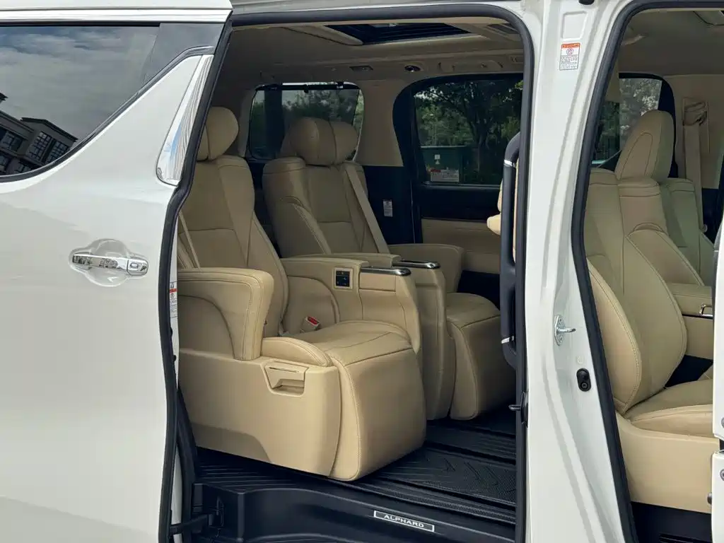 Toyota Alphard — фото 9