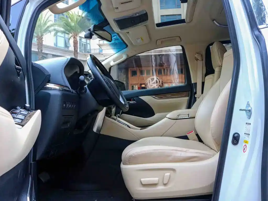Toyota Alphard — фото 11