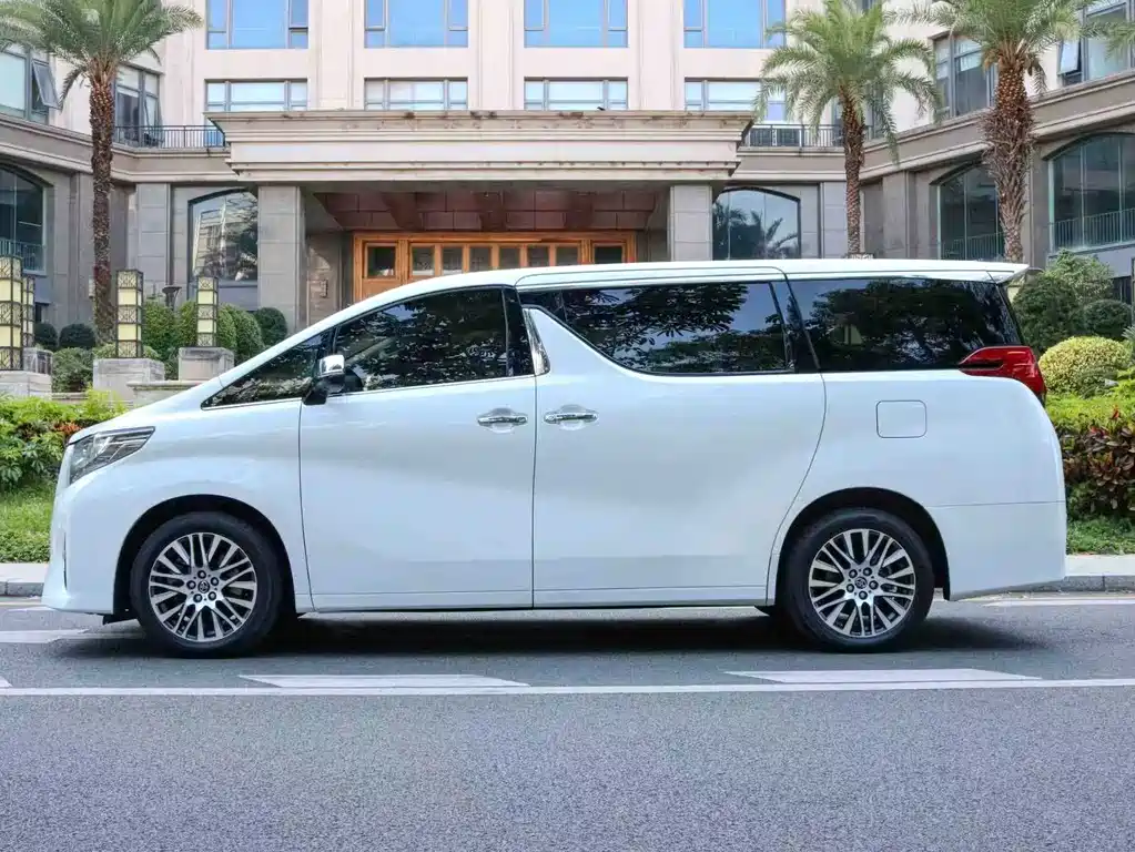 Toyota Alphard — фото 13
