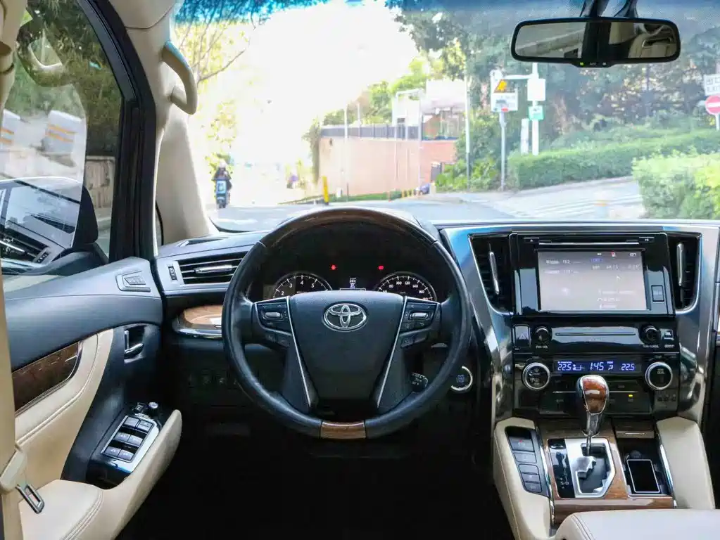 Toyota Alphard — фото 4
