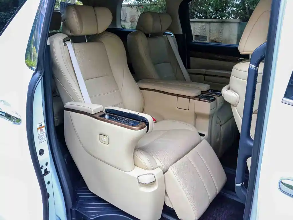 Toyota Alphard — фото 8