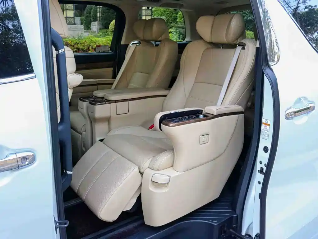 Toyota Alphard — фото 10