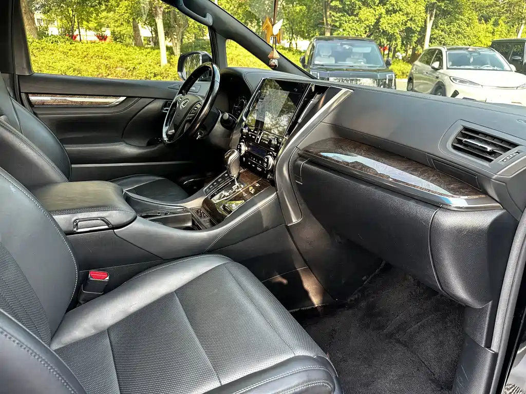 Toyota Vellfire — фото 11