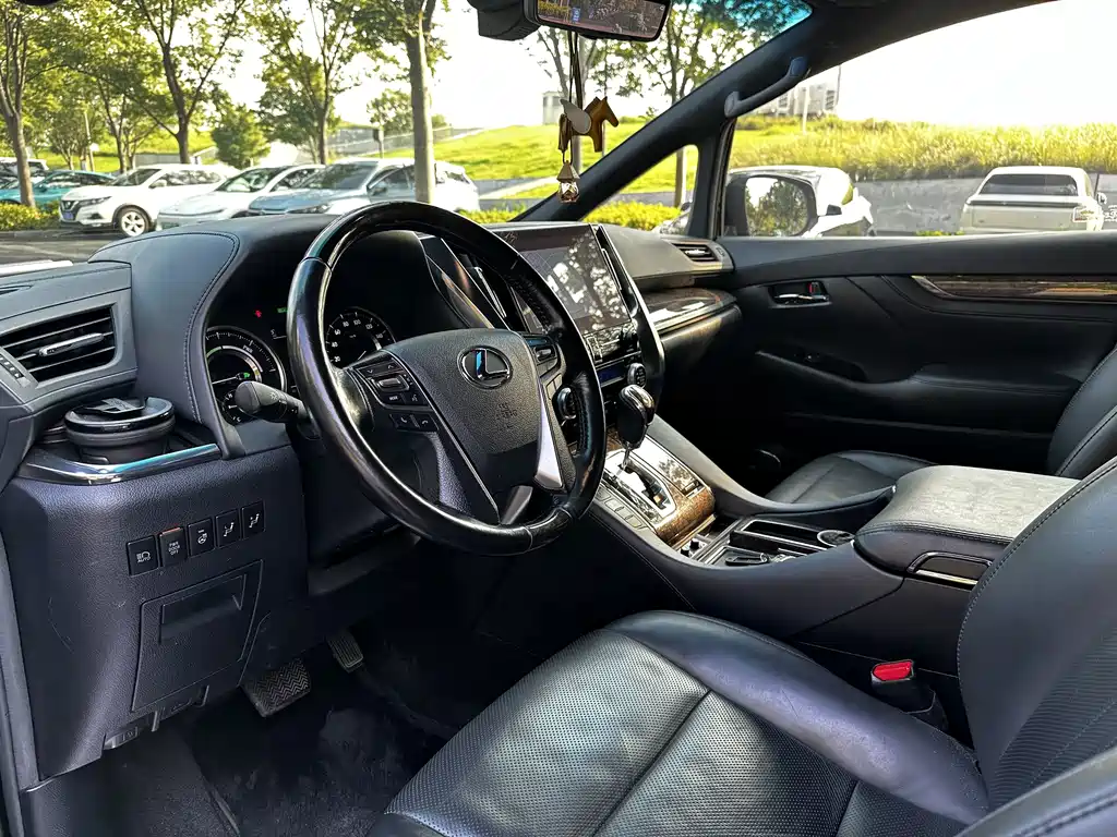 Toyota Vellfire — фото 5